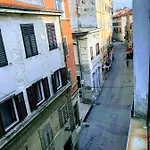 Ξενοδοχείο με διαμερίσματα Center Old Town And