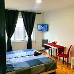 Ξενοδοχείο με διαμερίσματα Center Old Town And 3*